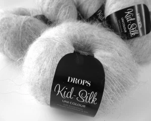 Włóczka Kid-Silk produkcji Drops z bardzo delikatnym włosem  - kolor jasny szary 44 - motek 25g / 210 mb / 230 yds - druty 3,5-4 - skład: 75% mohair, 25% silk