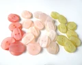 Guzik plastikowy  - średnica 20 mm - kolory : oliwkowy, jasno różowy, różowy, perłowy