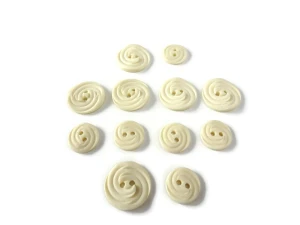 Guzik plastikowy, płaski, żakietowy, kurtkowy,  - średnica: - duży 23 mm, mały - 15 mm - kolory: ercru - cena za kpl / guzik duży i mały