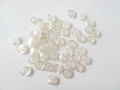 Guzik plastikowy, płaski, koszulowy - kolor perłowy biały - średnicy 10 mm