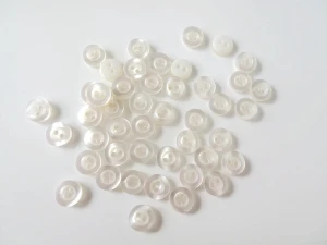 Guzik plastikowy, płaski, koszulowy - kolor perłowy biały - średnicy 10 mm