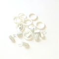 Żabka metalowa z plastikowym kółkiem w kolorze białym do zapinania firanek, zasłonek w dwóch rozmiarach: - śred.4 cm - śred.2,5 cm