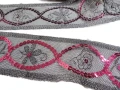 Taśma ozdobna, do celów zdobniczych, do stosowania w krawiectwie, taśma tiulowa czarna, cekiny ciemno różowe, haft srebrny - szerokość: 5,50 cm