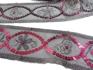 Taśma ozdobna, do celów zdobniczych, do stosowania w krawiectwie, taśma tiulowa czarna, cekiny ciemno różowe, haft srebrny - szerokość: 5,50 cm