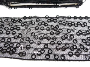 Taśma ozdobna, do celów zdobniczych, do stosowania w krawiectwie, produkcja czeska.  - taśma tiulowa czarna, cekiny czarne (kółeczka) - szerokość: 7,00 cm