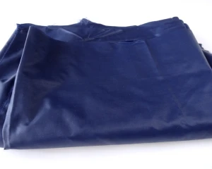Tkanina podszewkowa w kolorze granatowym lekko błyszcząca, wodoodporna - skład: poliester - szerokość 150 cm - cena za kupon 2,80 x 1,50 mb