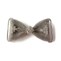 Metalowa, niklowana kokardka z metalowej siatki ozdobiona cyrkoniami. Wysoka jakość wykonania, metal nie rdzewieje i nie przyciemnia się. - Dostępne rozmiary: - 4,5 x 3 cm
