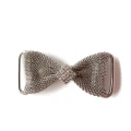 Metalowa, niklowana kokardka z metalowej siatki ozdobiona cyrkoniami. Wysoka jakość wykonania, metal nie rdzewieje i nie przyciemnia się. - Dostępne rozmiary: - 3,5 x 2 cm