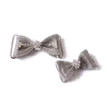 Metalowa, niklowana kokardka z metalowej siatki ozdobiona cyrkoniami. Wysoka jakość wykonania, metal nie rdzewieje i nie przyciemnia się. - Dostępne rozmiary: - 4,5 x 3 cm - 3,5 x 2 cm