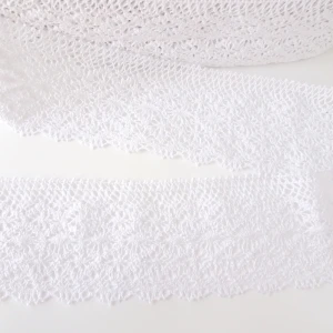 Koronka bawełniana w kolorze białym,         - produkcja polska.     - szerokość 10 cm     - do stosowania w krawiectwie, do celów zdobniczych
