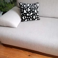 Poduszka z tkaniny welurowej w rozmiarze 34 cm x 38 cm, zapięcie na zamek błyskawiczny, leży na kanapie