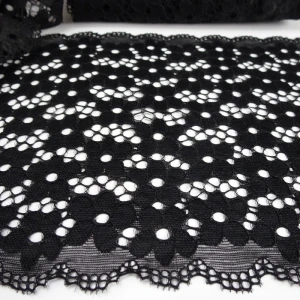 Koronka elastyczna w taśmie, delikatna, ażurowa, wzór kwiatków  - kolor: czarny  - skład: poliester  - szerokość 18 cm