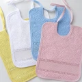 Śliniaczek niemowlęcy  frotte ze wstawką aidy do haftu, -  rozmiar 23 cm x 27 cm - wstawka 20 krzyżyków x 136 krzyżyków ( 4 cm szerokość aidy ) ( 6 cm z brzegiem ozdobnym )