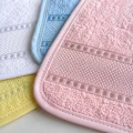 Śliniaczek niemowlęcy  frotte ze wstawką aidy do haftu, -  rozmiar 23 cm x 27 cm - wstawka 20 krzyżyków x 136 )