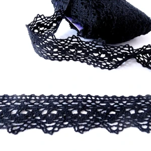 Koronka bawełniana do celów ozdobnych do stosowania w krawiectwie- produkcja Hiszpania- kolor: czarny- szerokość 3,50 cm- 100% bawełna