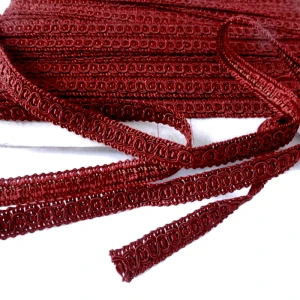 Taśma ozdobna, tapicerska o szerokości 1,30 cm . Wykorzystywana w krawiectwie, do prac tapicerskich itp - kolor : ciemne czerwone wino