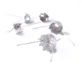 Metalowe zawieszki do bombek o średnicy ok.12 mm w kolorze  srebrnym.