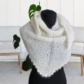 Chusta szal trójkątna w kolorze ecru wykonana  ręcznie na drutach z mieszanki włóczki 70% super kid mohair, 30% silk - Rozmiar chusty to:140 cm x 45 cm