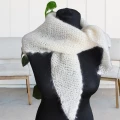 Chusta trójkątna w kolorze ecru wykonana  ręcznie na drutach z mieszanki włóczki 70% super kid mohair, 30% silk - Rozmiar chusty to:140 cm x 45 cm