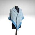Chusta trójkątna w kolorze niebieskim wykonana ręcznie na drutach z mieszanki włóczki cashmere (100%) + alpaca (70%) and nylon (30%) Rozmiar chusty to: 190 cm x 115 cm x 115 cm