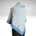 Chusta trójkątna w kolorze niebieskim wykonana  na drutach z mieszanki włóczki cashmere (100%) + alpaca (70%) and nylon (30%) Rozmiar chusty to: 190 cm x 115 cm x 115 cm