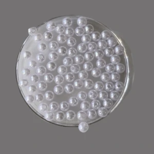 Koraliki plastikowe w kolorze białym  - średnica 5 mm - opakowanie 10 g - 80 szt