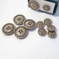 Guzik plastikowy, płaszczowy, kurtkowy,  średnica:  duży 26 mm, mały - 16 mm
- kolory:  oliwkowy
- cena za kpl / guzik mały i duży