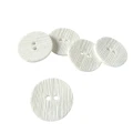 Guzik w kolorze białym, matowy, karbowany o średnicy 3,9 cm