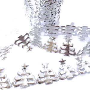 Taśma ozdobna choinki, można ją rozcinać na pojedyncze elementy, do zdobienia, do przyklejenia lub przyszycia. - rozmiar jednego elementu 30 mm x 30 mm - kolor: srebrny