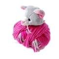 Zestaw włóczki z maskotką jako pompon do wykonania czapeczki na drutach. Włóczka w składzie 78 % acrylic i 22 %nylon przyjazna dla dzieci  - myszka