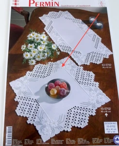 Serwetka do haftu hardanger i haftu płaskiego z perłówką dmc w kolorze białym, kremowym i szarym, igłą, z diagramem wzoru w kolorze czarno-białym. - rozmiar serwetki 40 cm x 40 cm