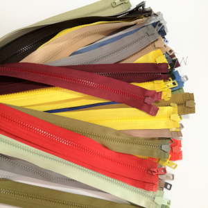 Zamek kostkowy (suwak, ekler), rozdzielczy, plastikowy do kurtek itp,
* kolor: różne
* długość: 55 cm (ząbki + wykończenia)
* 2 suwadła (góra + dół)